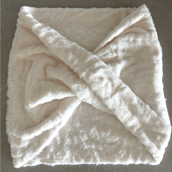 NWOT - Faux Fur Loop Infinity Scarf with Twist - Picture 1 of 2